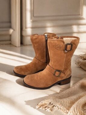 UGG CHANEY CHESTNUT BOOTS
NEVER WORN. NWOT. Size 9